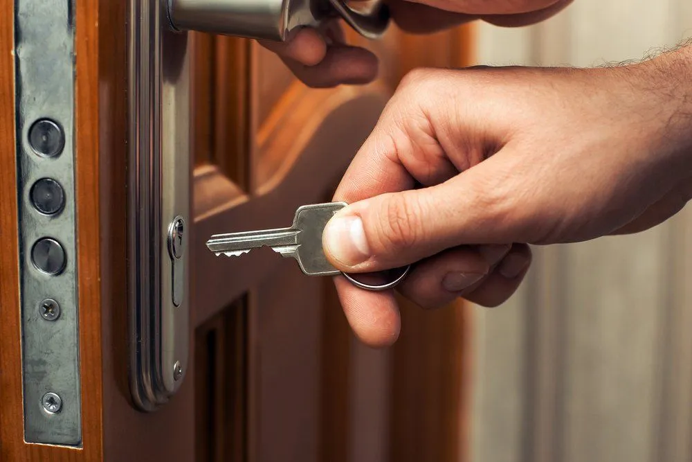 Keeping Your Business Safe and Secure: A Guide to Commercial Locksmith Services and 24/7 Emergency Assistance